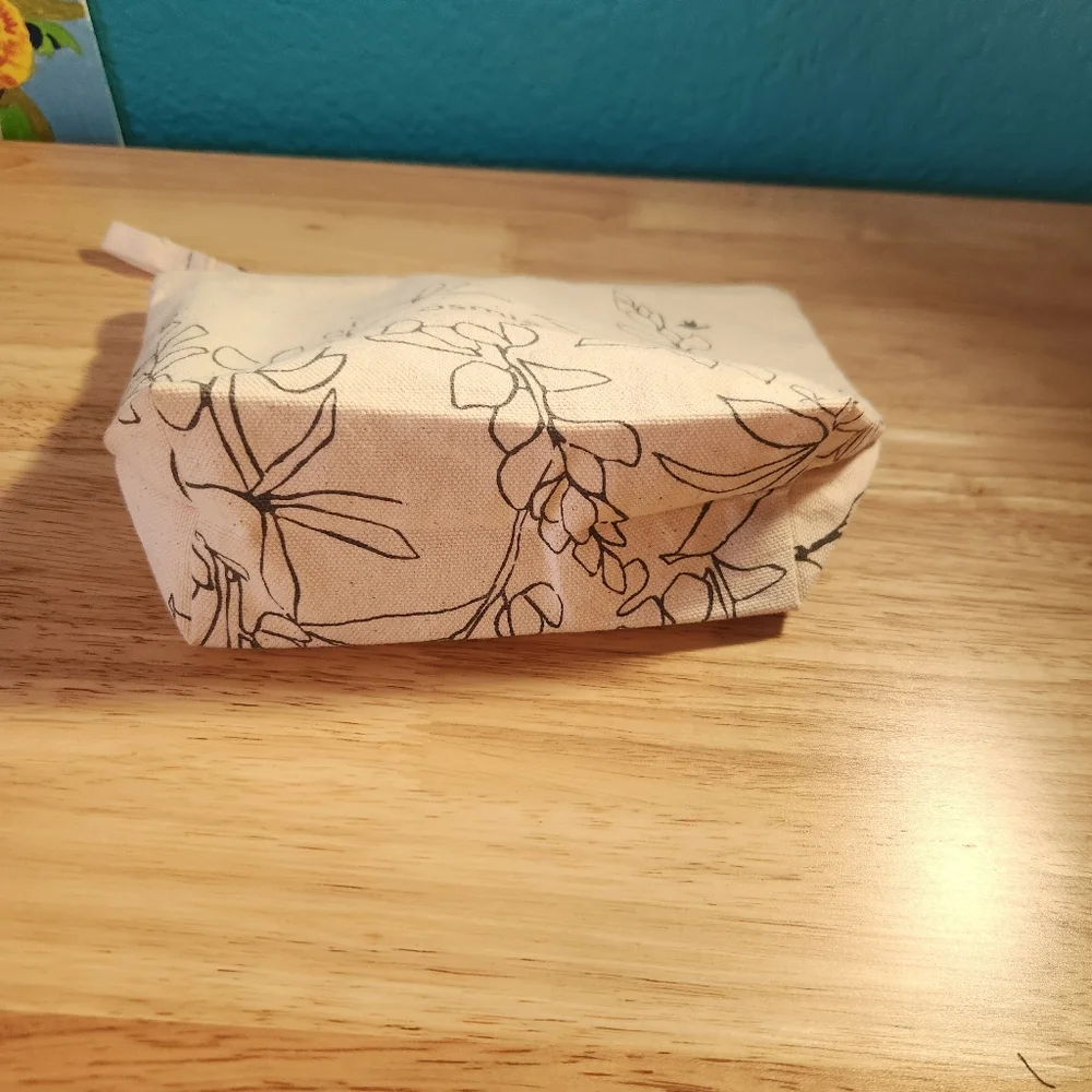 Osmia‎ Makeup Bag With Zipper Closure